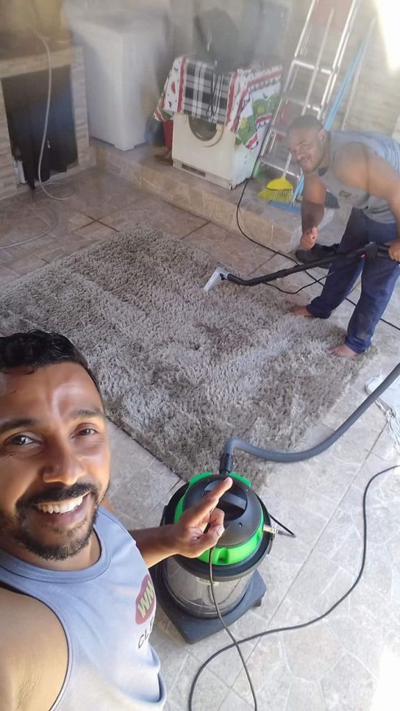 Profissional lavando tapetes Impermeabilização de Sofá no RJ